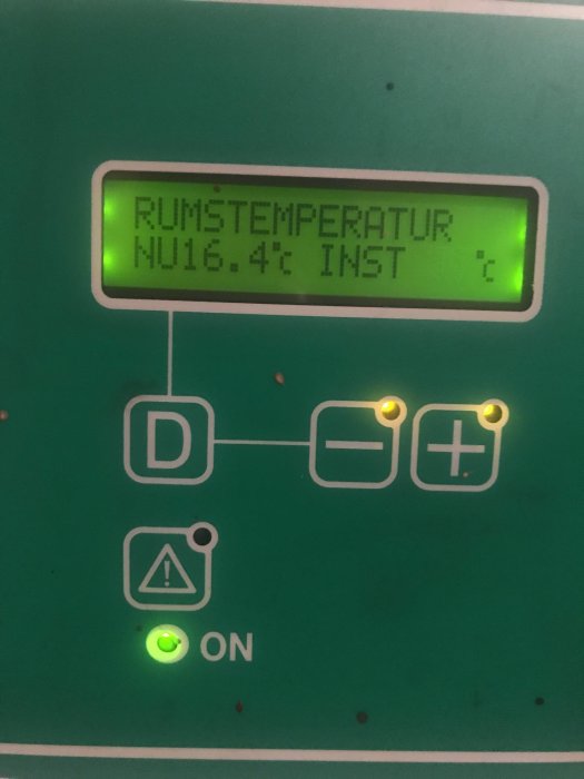 Panel av elpanna med inställningar och display som visar rumstemperatur 16,4°C.