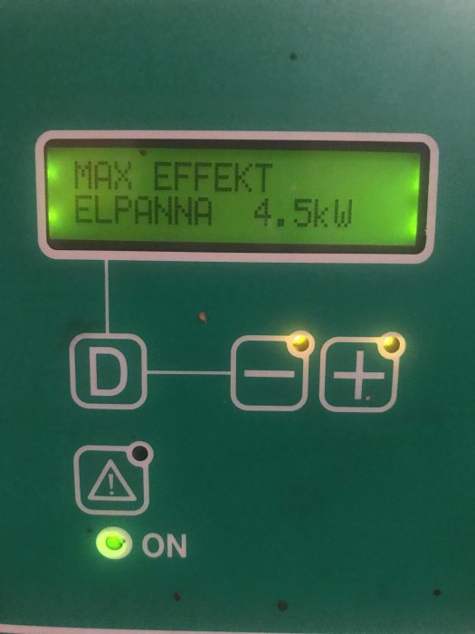 Display på elpanna som visar "MAX EFFEKT ELPANNA 4.5kW" med knappar och lysande lampor.