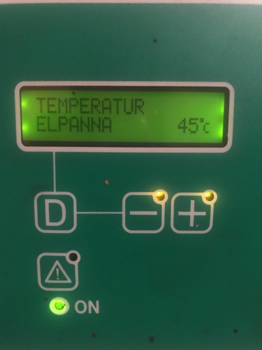 Display på elpanna som visar temperaturen 45 grader Celsius med symboler och ON-lampa tänt.