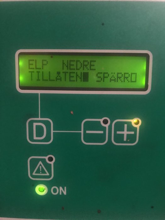 Display på en elpanna med texten "ELP: NEDRE TILLÅTEN SPÄRRD" och en indikatorlampan som lyser grönt.