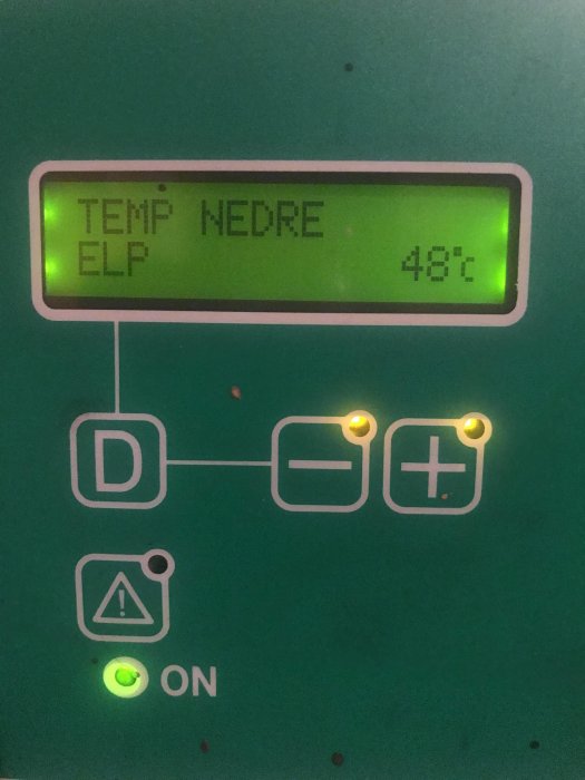 Display på elpanna som visar "TEMP NEDRE ELP 48°C" med lysande indikatorlampor.