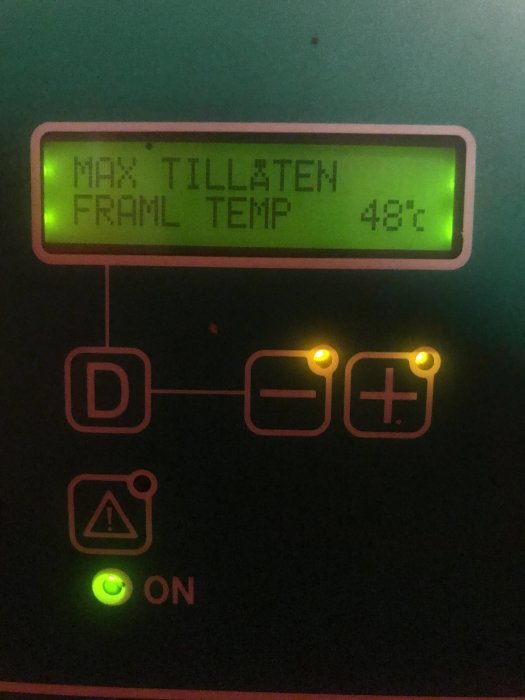 Display på elpanna visar "MAX TILLÅTEN FRAMLEJD TEMP 48°C" och några upplysta statusikoner.