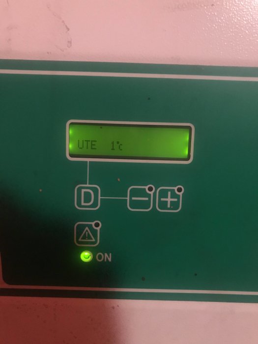 Display av en elpanna visar utomhustemperatur 1°C med indikatorlampa för påslaget tillstånd.