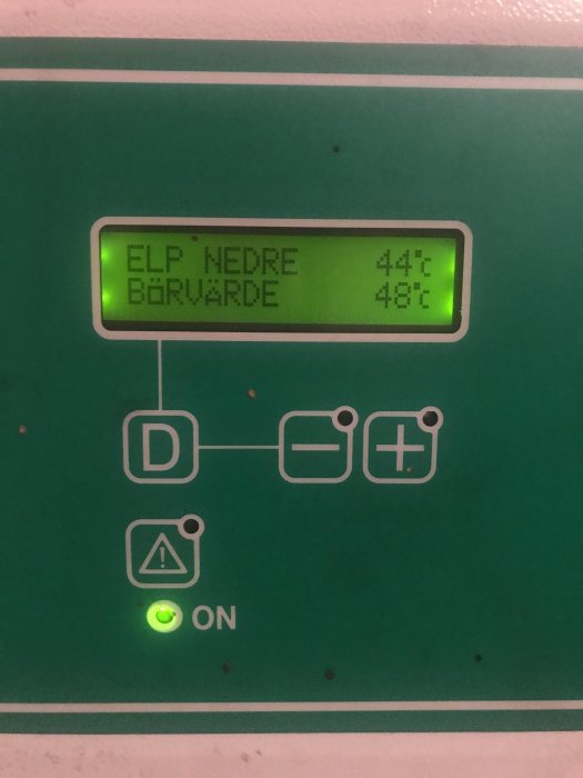 Digital display på en elpanna som visar "ELP NEDRE BÖRVARDE 44°C 48°C", med tänd grön ON-indikator.