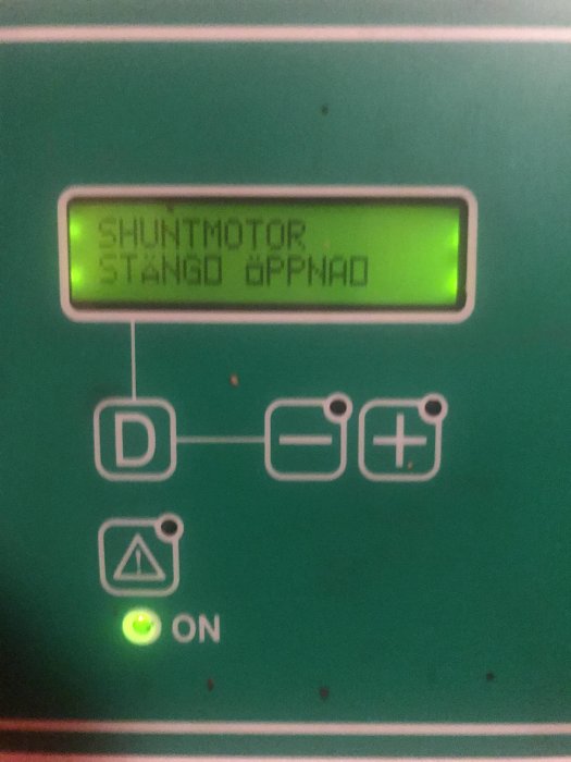 Grön elpanna med displaytext "SHUNTMOTOR STÄNGD ÖPPNAD" och lyser grönt ljus för "ON".