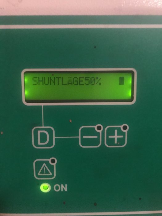 Display av en elpanna med texten "SHUNTLÄGE 50%" och en grön ON-indikator.