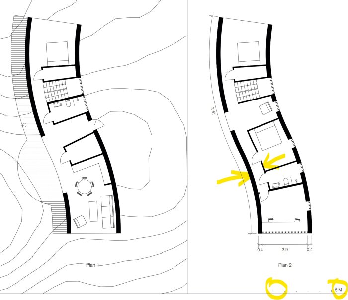 Arkitekturritning av ett långt, smalt hus med kurvig korridor och anmärkningar som pekar ut problemområden.