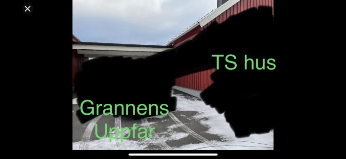 Silhuett av hand som pekar på snöig gård med text "Grannens Uppfart" och "TS hus".