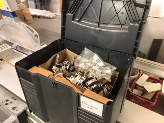 En systainer med gångjärn och täckbrickor från Hettich i ett snickeri.