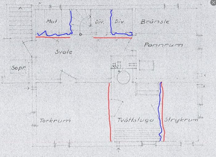Ritning av hus med nedrivna väggar markerade i blått och en tjock vägg markerad i rött.