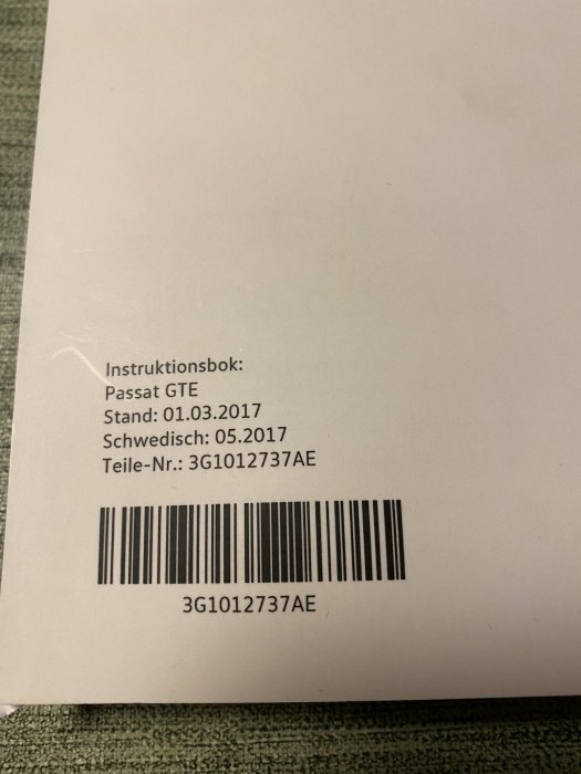 Baksida av en instruktionsbok för Passat GTE med datum och delnummer synligt.
