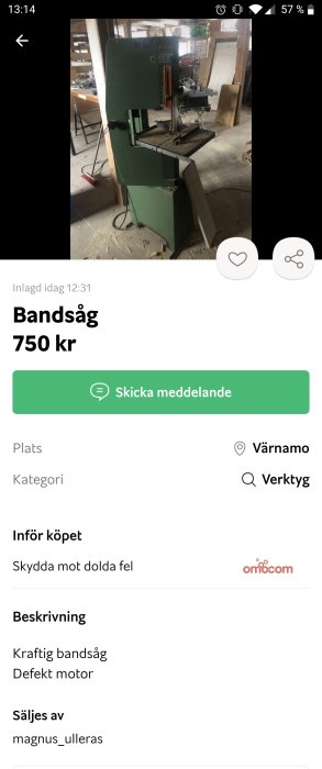 Grön bandsåg i ett verkstadsutrymme med skylt som anger 750 kr, defekt motor.