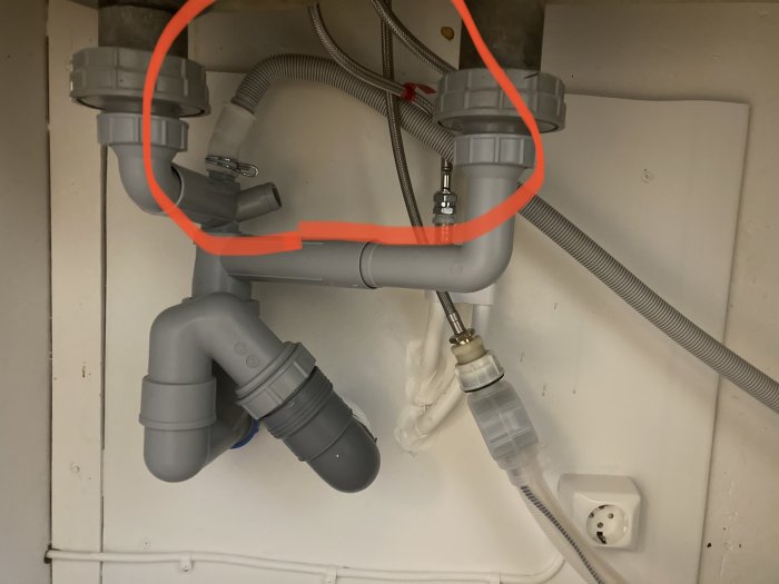 Rörinstallation under diskbänk med röd markering som frågar om bågens storlek.