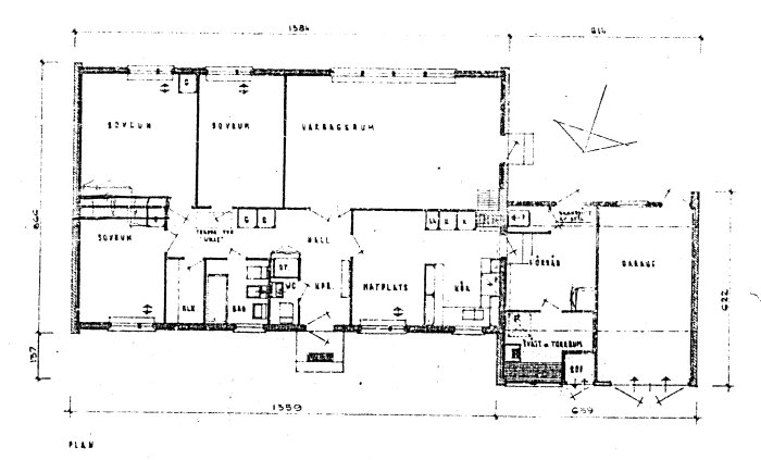 Ritning av hemplanlösning med identifierade rum som sovrum, vardagsrum, kök och före detta garage.