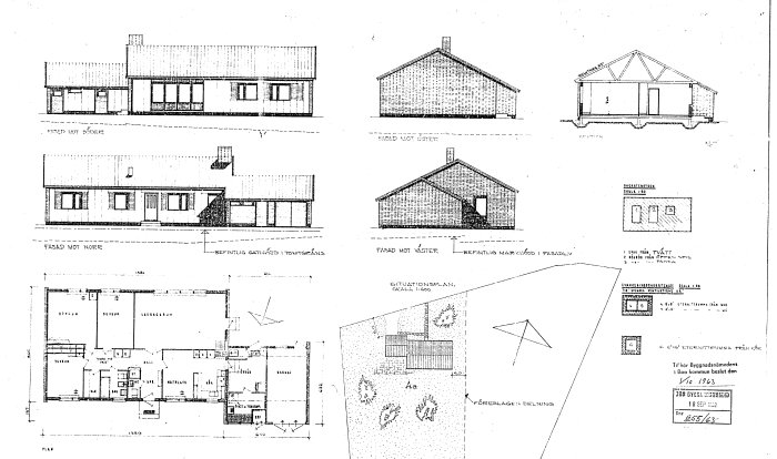Arkitektritningar av ett hus med olika fasader och en situationsplan som visar tomtens layout.