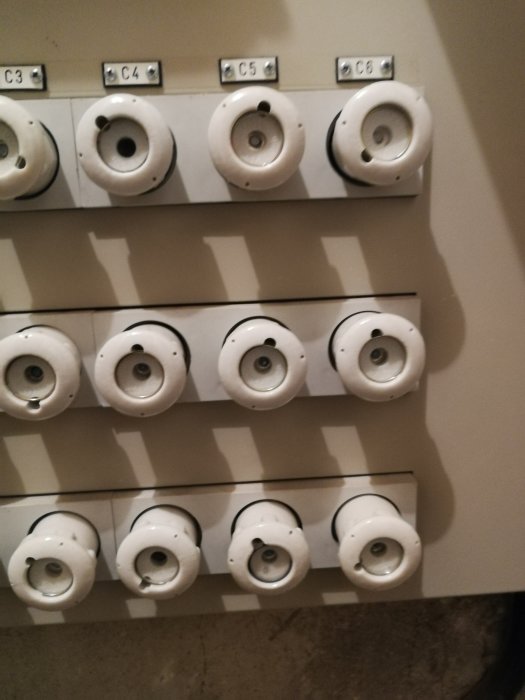 Elskåp med säkringar och märkning, eventuell trefas indikation kan ej ses.