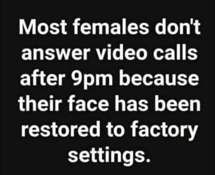 Textmem med svart bakgrund och vit text som säger att kvinnor inte svarar på videosamtal efter 21:00 p.g.a. ansiktsåterställning.