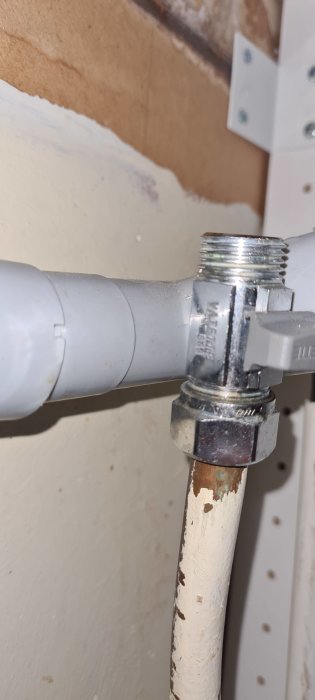 Vattenrör med dimension reducerande anslutning märkt 10, i behov av en adapter för köksblandare.