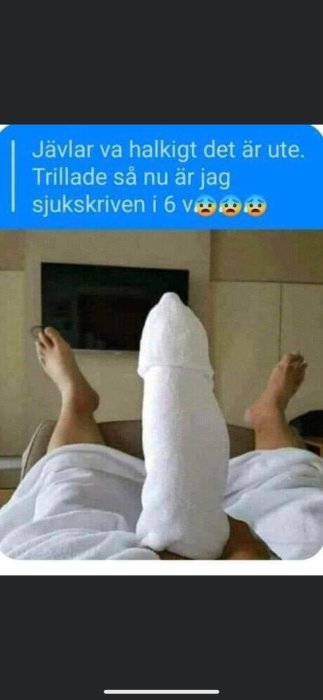 Person med benet i gips vilar på en soffa med text om att vara sjukskriven efter ett fall.
