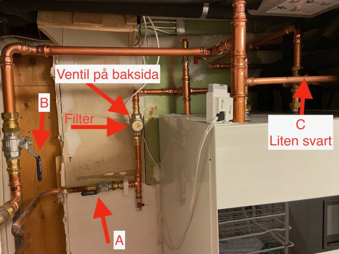 Bergvärmepumpsinstallation med markerade komponenter: filter, ventiler A till C och rörledningar.