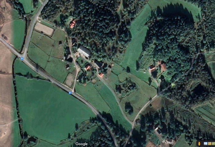 Satellitbild på ett lantligt landskap med en promenadväg som korsar genom marker och skogspartier.