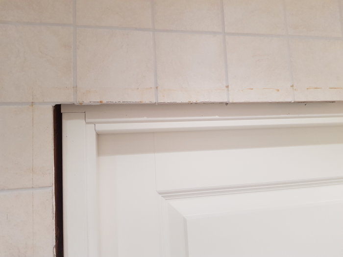Kakel ovanför en dörrkarm med märkta linjer för kapning.