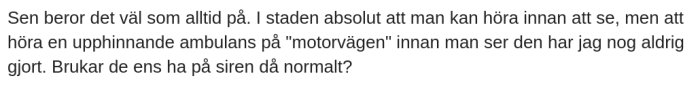 Svartvit text på en datorskärm med en diskussionsfråga om ambulansljud på motorvägen.