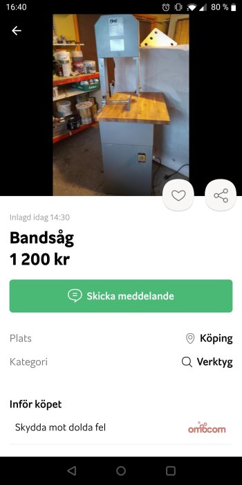 Bandsåg till försäljning, placerad i en verkstad, med träbearbetningsverktyg i bakgrunden.