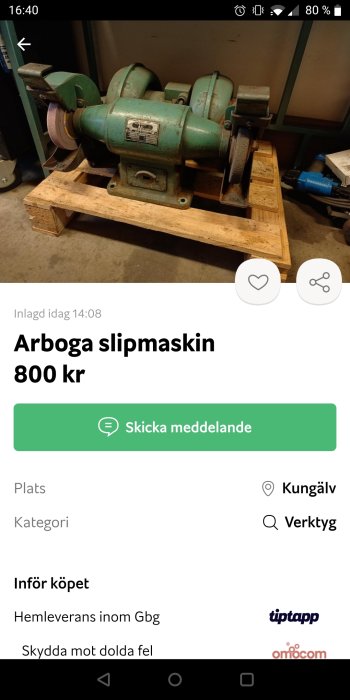 Grön Arboga slipmaskin på träpall i ett verkstadsutrymme, med en slipsten monterad på en axel.