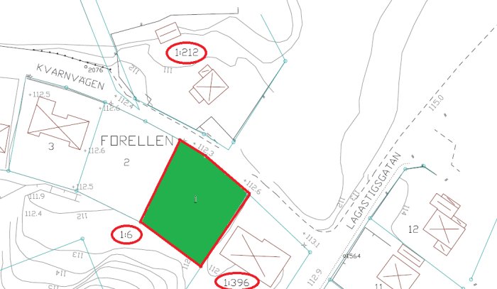 Detaljerad karta med flera markområden markerade med röda cirklar och en tomt i grönt.