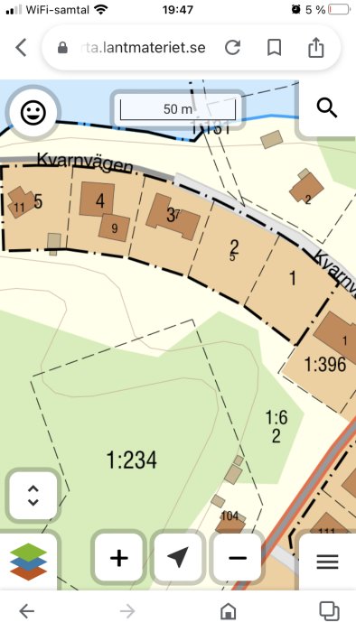 Kartutdrag visar tomter med numrering längs Kvarnvägen, antyder tomternas relativa storlek.