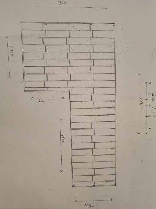 Skiss av bärverk till ett trädäck, med måttangivelser för avstånd mellan elementen.