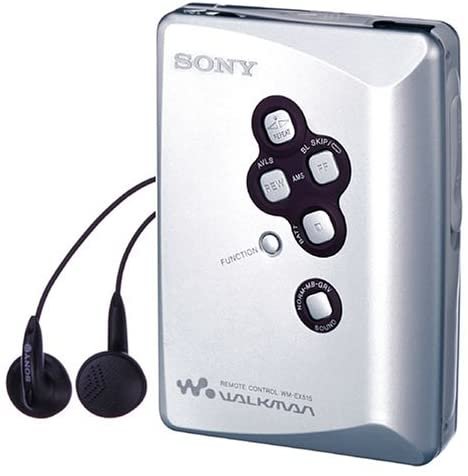 Sony Walkman kassettspelare med hörlurar och fjärrkontroll på batteridrift.