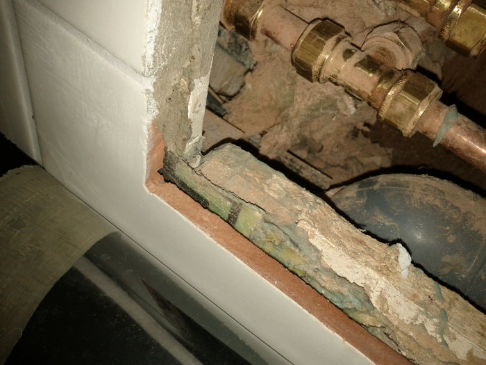 Lucka till rören2.jpg