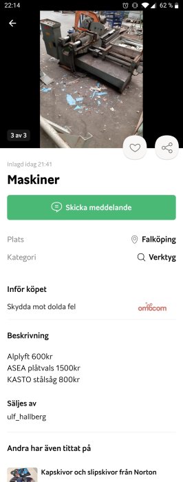 Industriell metallkapmaskin i ett verkstadsutrymme med spridda metallspån på golvet.