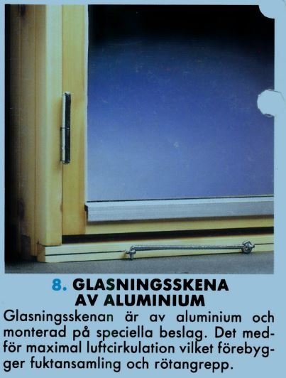 Aluminium glasningsskena och beslag nära ett öppet tvåglasfönster, text beskriver skenans funktion mot fukt och röta.