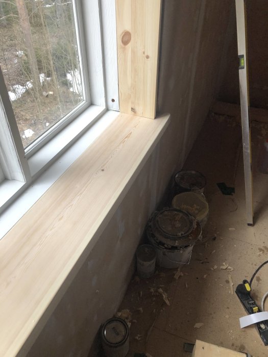 Nyinstallerad fönsterbräda av furu med uttag i salningen i ett renoveringsprojekt.