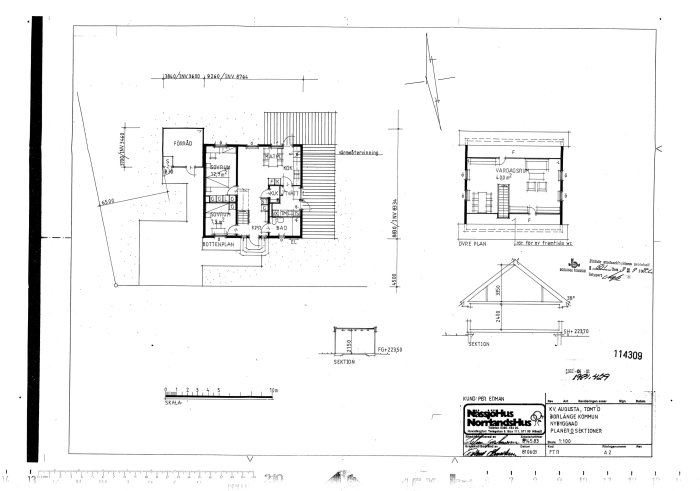 Arkitektritning av ett enplanshus med måttangivelser och detaljer för olika rum.