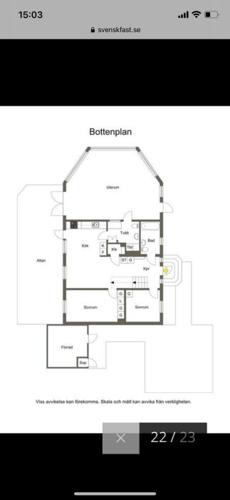 Ritning av bottenvåningen i ett 1,5-plans hus med markerade rum som kök, bad, sovrum och uterum.