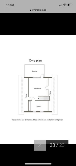 Ritning över övre plan av 1,5-planshus med markerade rum såsom vardagsrum, balkong och sovrum.