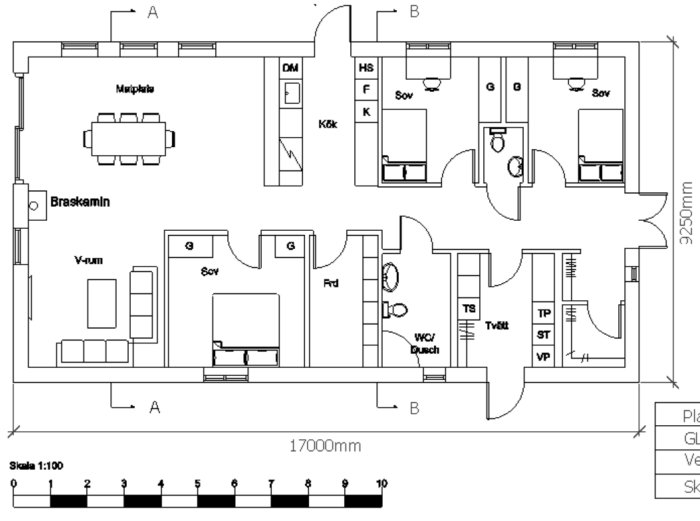 Planritning av ett hus med markerad breddning av sovrum till 370cm för tillgänglighet, och indelning för sax- och w-takstolar.