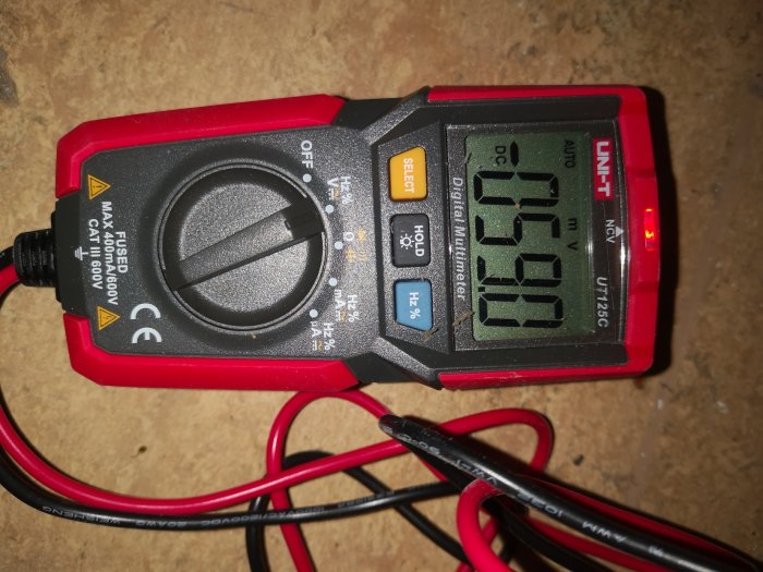 Multimeter visar en spänning på 0,00V vid felsökning av en 400V gammal spis.