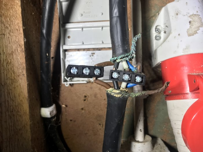 Mätskåp med kabel ansluten till gemensam jord/nolla, flätad skärm synlig.