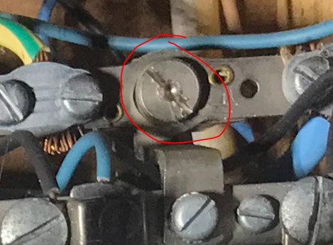 Närbild av elinstallation med fokus på en felaktig skarv markerad med röd cirkel och anslutna kablar.