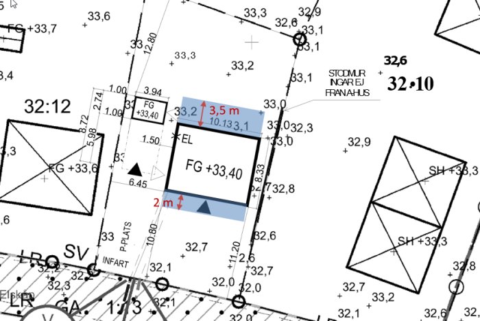 Ritning av en tomt med mått för planerad trall runt ett hus.