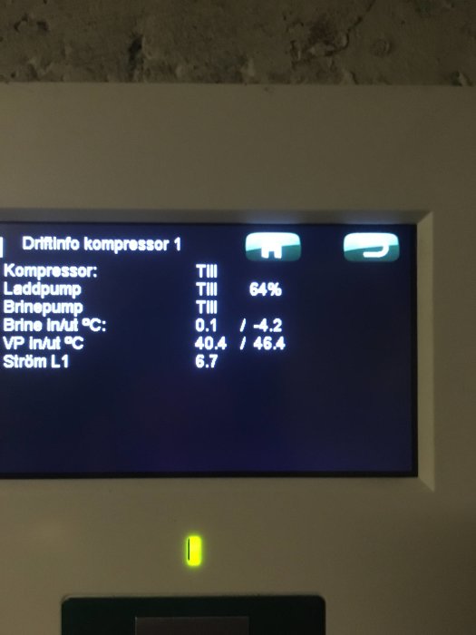 Digital display av en värmepump som visar driftsstatus och temperaturvärden efter installation av ny shunt.