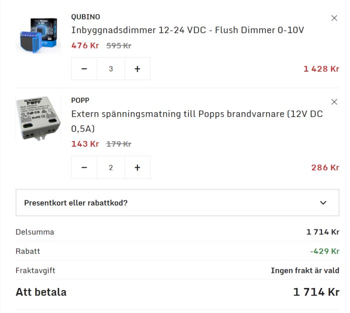 Skärmdump av en online-varukorg med en Qubino inbyggnadsdimmer och extern spänningsmatning till Popp brandvarnare samt priser.