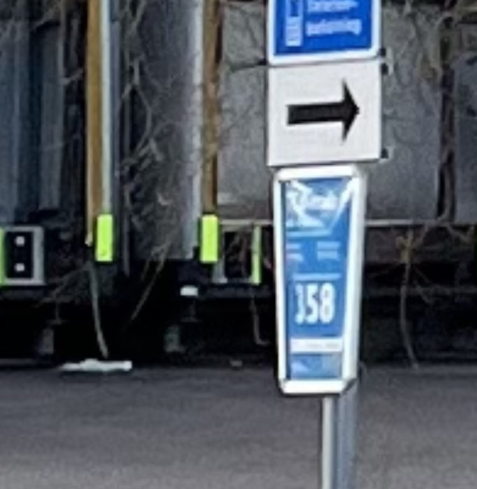 Parkeringsskylt med områdeskod 358 nära Älvsjömässan, tidigare placering av en bom.