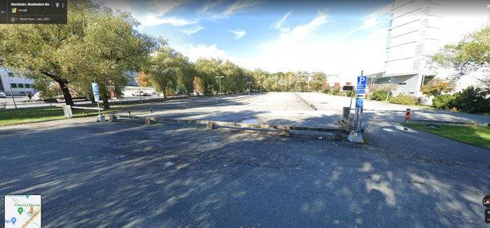 En tom parkeringsplats med parkeringsskyltar vid ett betongräcke, indikerar zon 358.