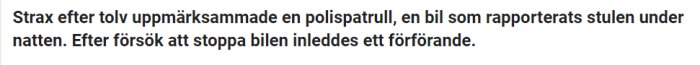 Polisbil under nattliga timmar med blåljus aktiva, antyder insats efter stulen bil.